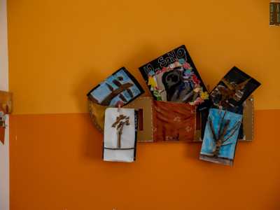 Le pareti colorate sono decorate con i lavori degli alunni, esposte come delle vere e proprie opere d�arte: si tratta di disegni, quadretti e album realizzati con pezzi di legno, stoffa, tappi di sughero, resti di imballaggio e pezzi di giornali. Tutti materiali di scarto che i bambini imparano a usare dando loro nuova vita...